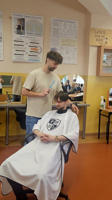 Uczniowie Zespołu Szkół Technicznych w Koninie na kursie barberskim