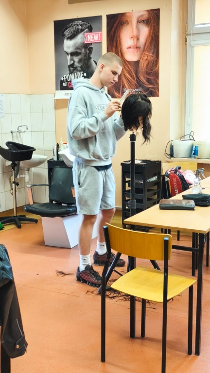 Uczniowie Zespołu Szkół Technicznych w Koninie na kursie barberskim