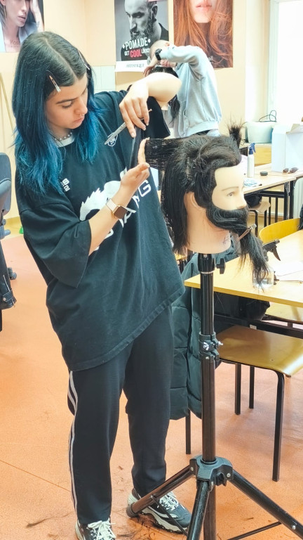 Uczniowie Zespołu Szkół Technicznych w Koninie na kursie barberskim