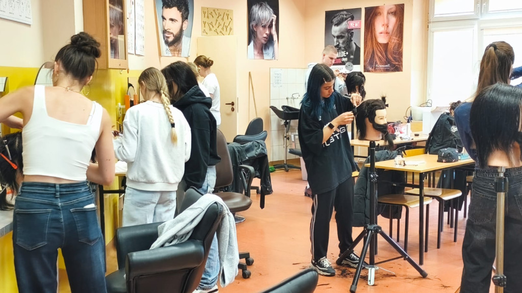 Uczniowie Zespołu Szkół Technicznych w Koninie na kursie barberskim