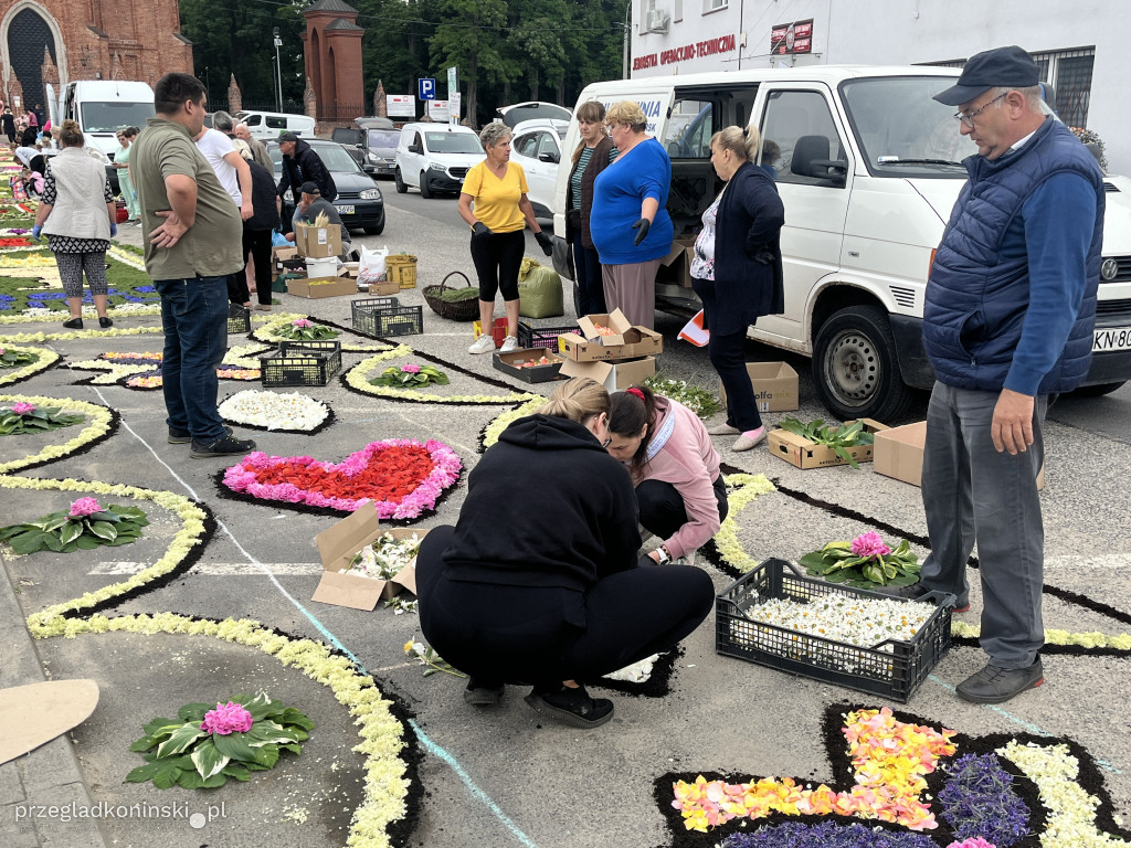 Od świtu układali kwietny dywan przed kościołem