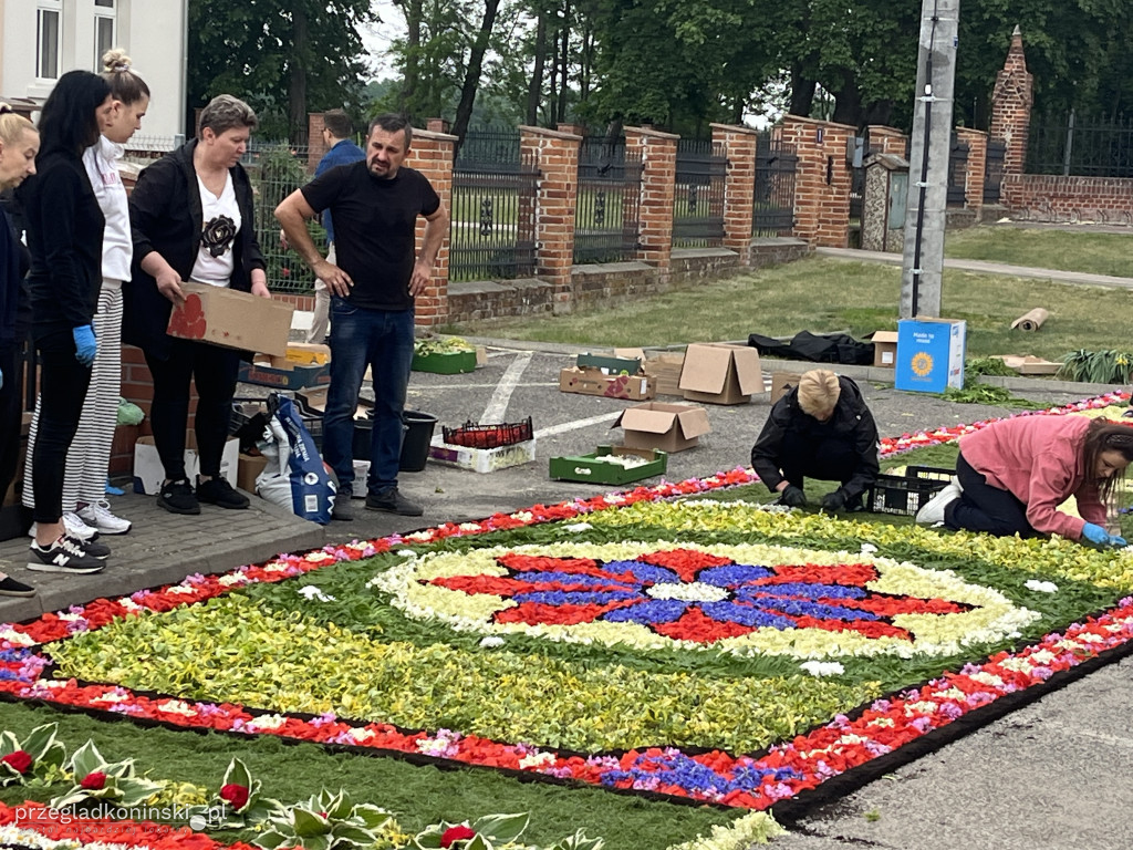 Od świtu układali kwietny dywan przed kościołem