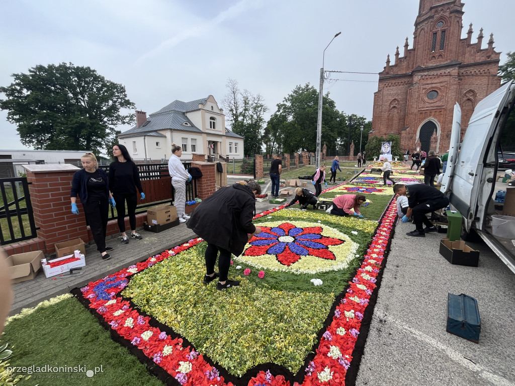 Od świtu układali kwietny dywan przed kościołem