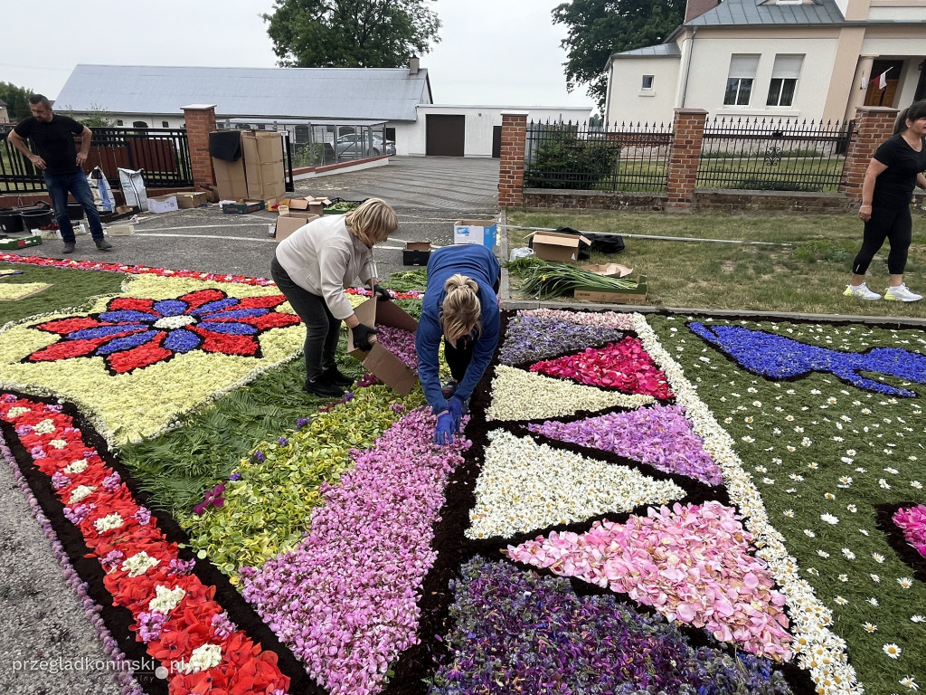 Od świtu układali kwietny dywan przed kościołem