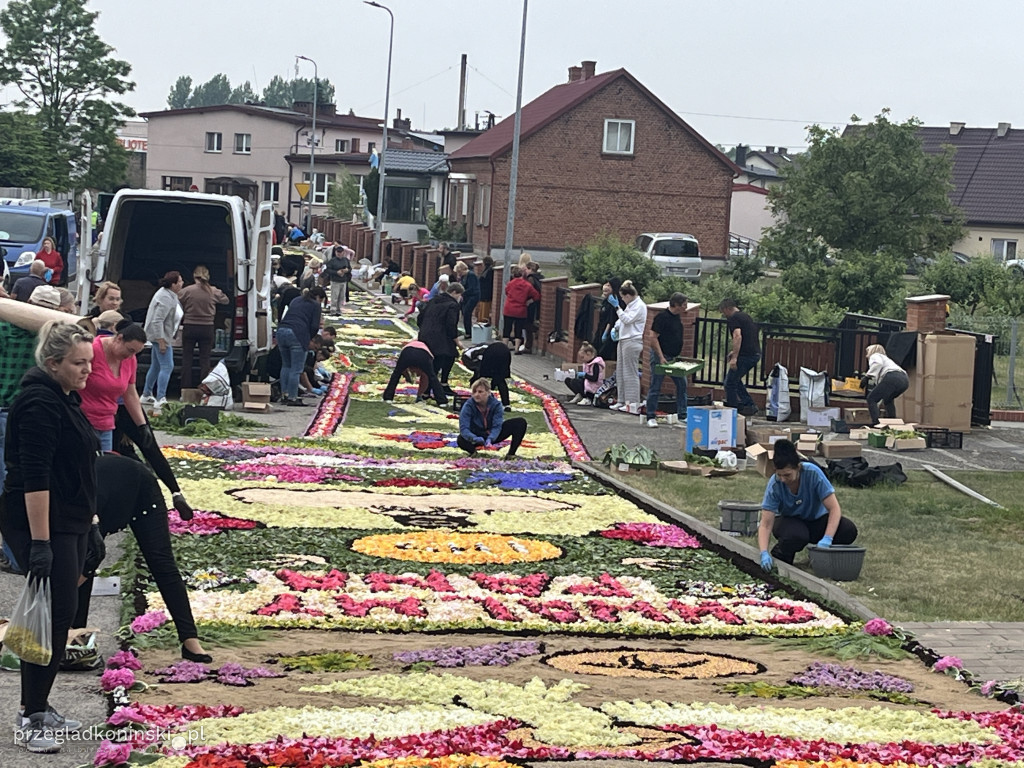 Od świtu układali kwietny dywan przed kościołem