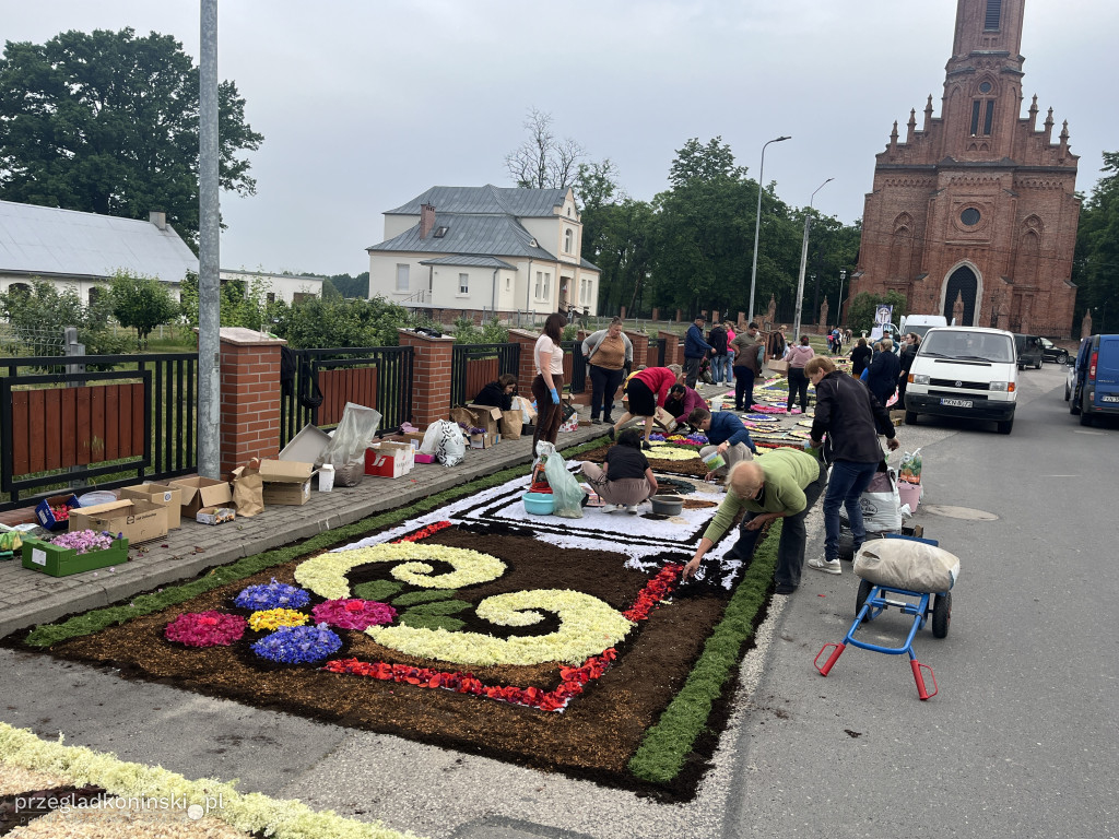 Od świtu układali kwietny dywan przed kościołem