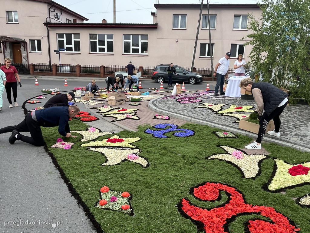 Od świtu układali kwietny dywan przed kościołem