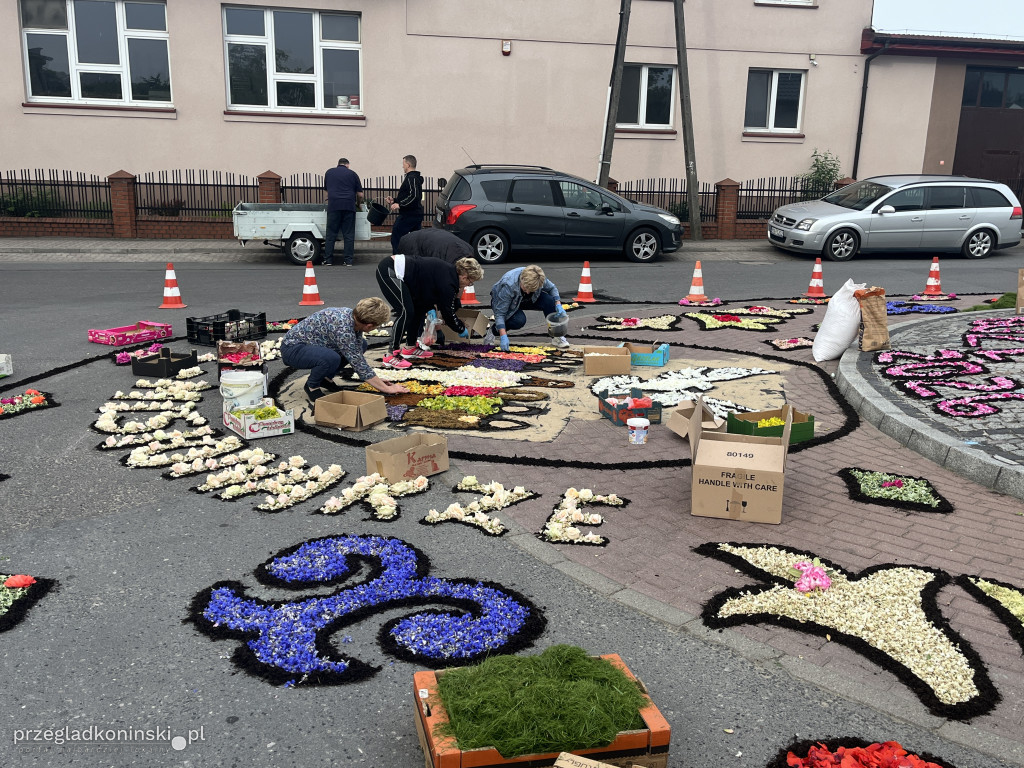 Od świtu układali kwietny dywan przed kościołem