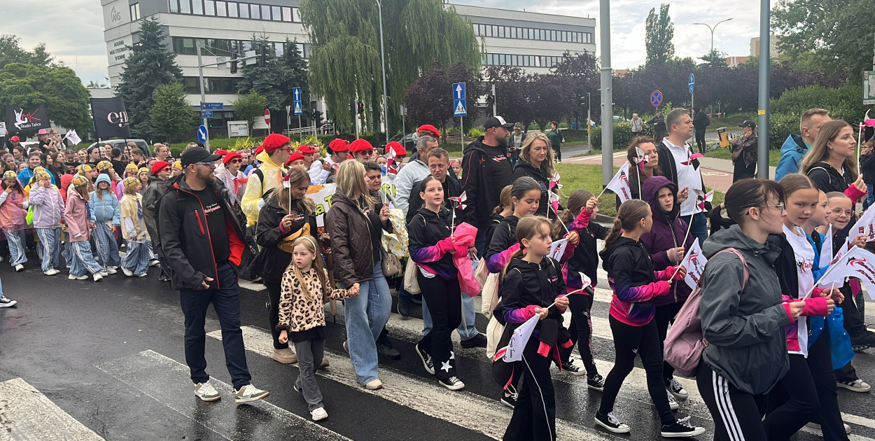 W kolorowym korowodzie uczestnicy festiwalu przeszli ulicami Konina