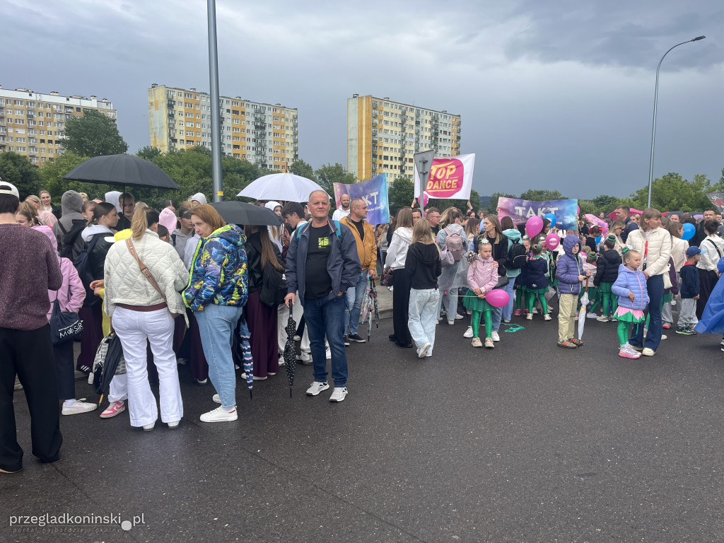 W kolorowym korowodzie uczestnicy festiwalu przeszli ulicami Konina
