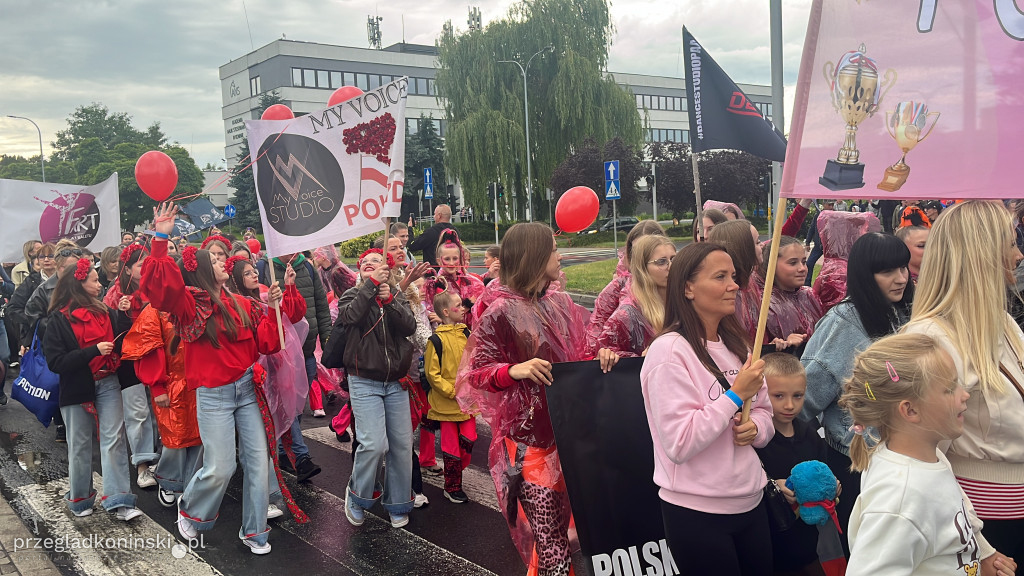 W kolorowym korowodzie uczestnicy festiwalu przeszli ulicami Konina