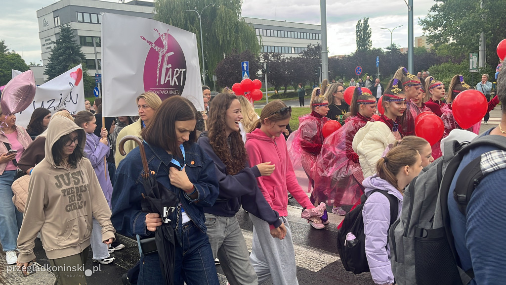 W kolorowym korowodzie uczestnicy festiwalu przeszli ulicami Konina