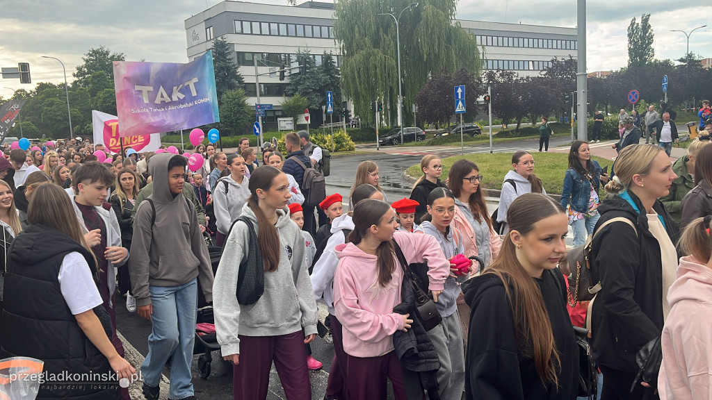 W kolorowym korowodzie uczestnicy festiwalu przeszli ulicami Konina