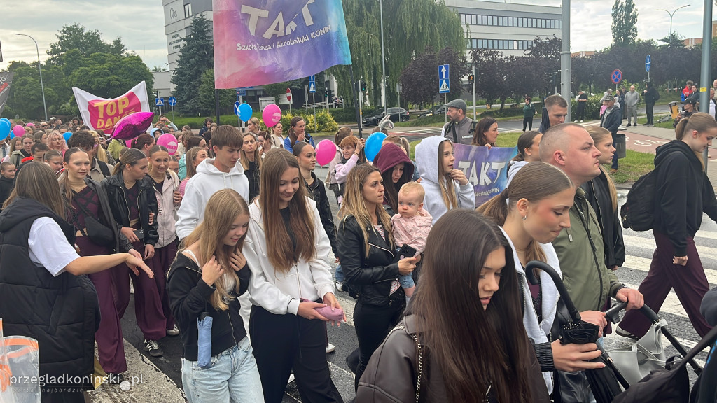 W kolorowym korowodzie uczestnicy festiwalu przeszli ulicami Konina