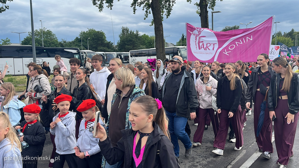 W kolorowym korowodzie uczestnicy festiwalu przeszli ulicami Konina