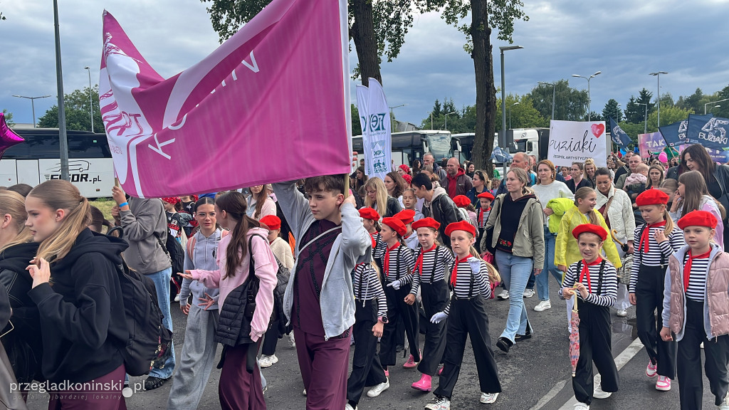 W kolorowym korowodzie uczestnicy festiwalu przeszli ulicami Konina