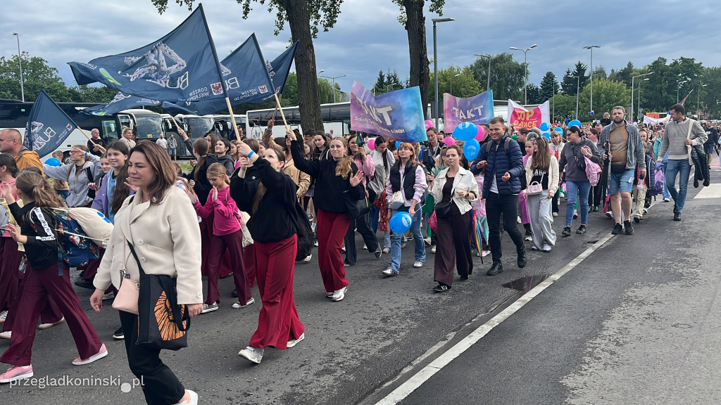 W kolorowym korowodzie uczestnicy festiwalu przeszli ulicami Konina