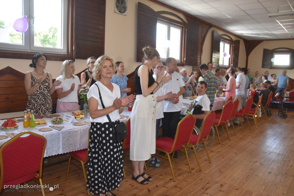 Są dobrymi sąsiadami. Seniorzy i uczestnicy WTZ spotkali się w świetlicy