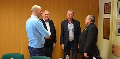 Niemieccy starostowie przywieźli łóżka i śpiwory dla uchodźców. W ten...