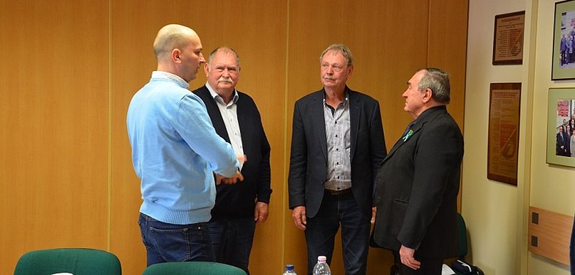 Niemieccy starostowie przywieźli łóżka i śpiwory dla uchodźców. W ten...