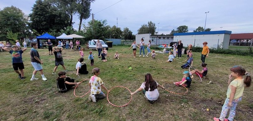 Rodzinne spotkanie pełne zabawy i muzyki. Piknik na osiedlu na zakończenie...
