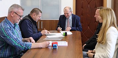 Wójt podpisał umowę z wykonawcą na remont urzędu