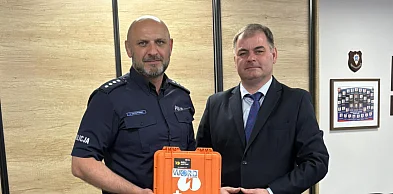 Komenda Powiatowej Policji w Turku wyposażona w defibrylator