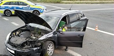 Wypadek na skrzyżowaniu. Dwie osoby są ranne