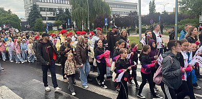 W kolorowym korowodzie uczestnicy festiwalu przeszli ulicami Konina