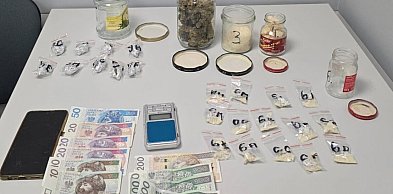 Kryminalni z Turku zabezpieczyli narkotyki. 32-latek usłyszał zarzut