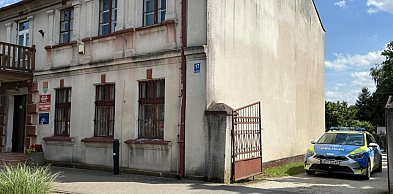 Pocisk artyleryjski przeciwpancerny w kontenerze na parkingu
