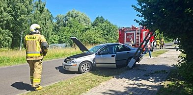 Auto przewróciło słup energetyczny