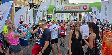 Zawodników wspierali mieszkańcy z wężami ogrodowymi