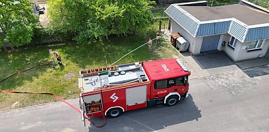 Zlali wodą wybiegi, klatki i dachy schroniska dla ochłody