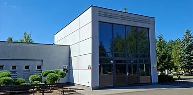 Defibrylator zamontowany na cmentarnej kaplicy
