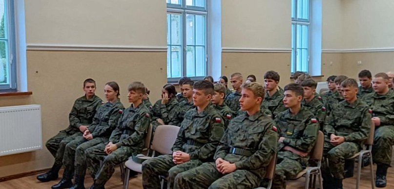 Klasa wojskowa z Kleczewa szkoli się z żołnierzami z Powidza