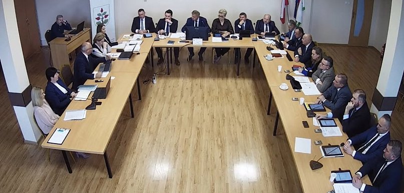 Były stłuczki. Przy markecie stanie znak?