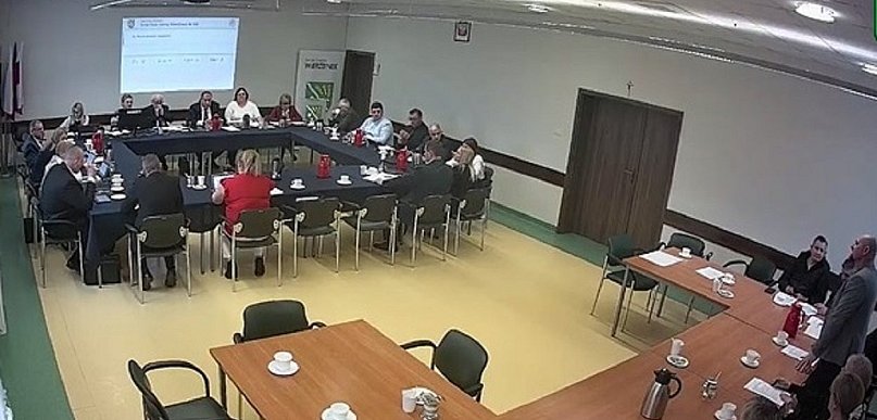 Na środku pola stoi elektryczna skrzynka. Przeszkadza w uprawianiu ziemi