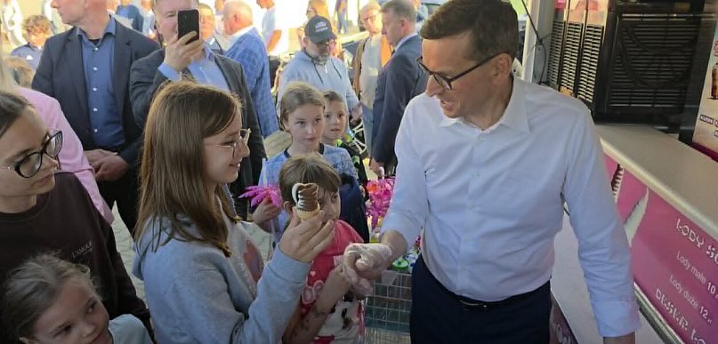 Mateusz Morawiecki na Dzień Dziecka. Najmłodszym rozdawał lody