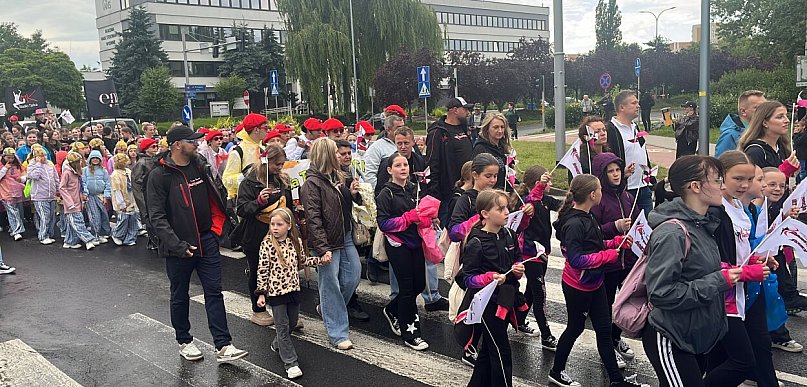 W kolorowym korowodzie uczestnicy festiwalu przeszli ulicami Konina