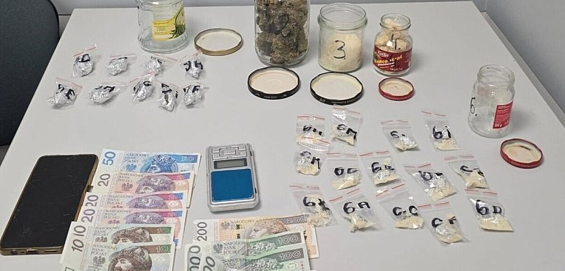 Kryminalni z Turku zabezpieczyli narkotyki. 32-latek usłyszał zarzut